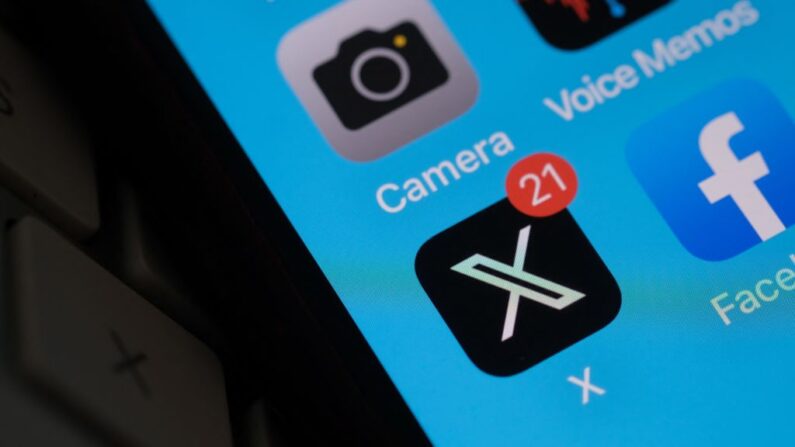 Esta ilustración fotográfica muestra el logotipo de X (antes Twitter) en la pantalla de un smartphone en Los Ángeles, California, el 31 de julio de 2023. (Chris Delmas/AFP vía Getty Images)