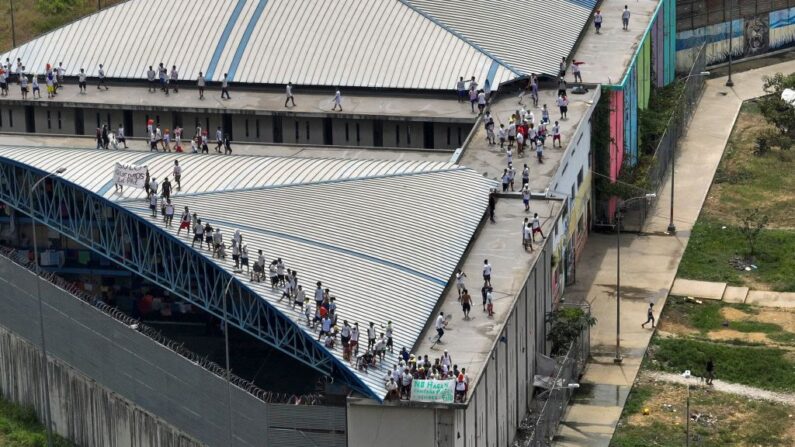 Imagen aérea que muestra a reclusos durante una protesta exigiendo el regreso a esta prisión del líder de la banda "Los Choneros", alias Fito, en la Penitenciaría Zonal Nº 8 de Guayaquil, Ecuador, tomada el 14 de agosto de 2023. (Stringer/AFP vía Getty Images)