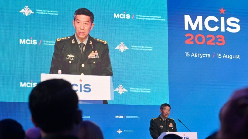 El ministro de Defensa de China, Li Shangfu, pronuncia un discurso durante la Conferencia de Moscú sobre Seguridad Internacional en Kubinka, en las afueras de Moscú, el 15 de agosto de 2023. (Alexander Nemenov /AFP vía Getty Images)