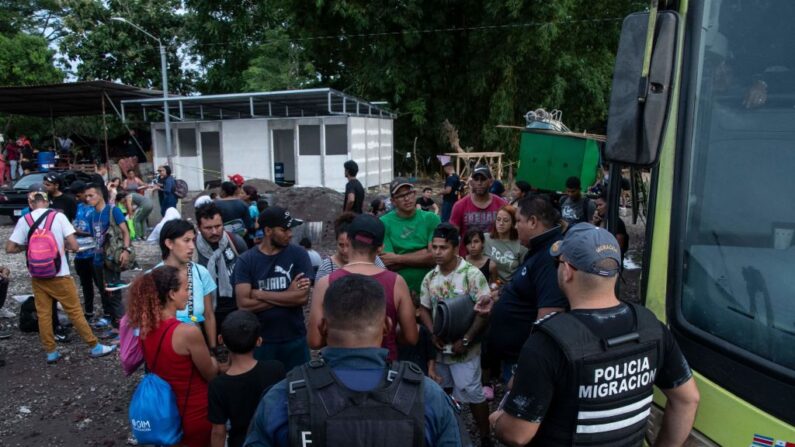 Migrantes venezolanos esperan para subir a un autobús que les llevará a la frontera con Nicaragua en el campo de refugiados de Paso Canoas, en Puntarenas, Costa Rica, el 9 de agosto de 2023. (Ezequiel Becerra/AFP vía Getty Images)