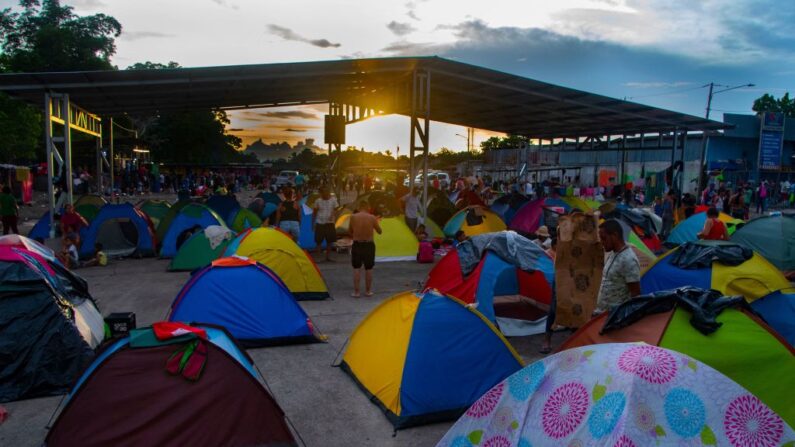 Personas migrantes descansan en el campo de refugiados de Paso Canoas, en Puntarenas, Costa Rica, el 9 de agosto de 2023. (Ezequiel Becerra/AFP vía Getty Images)
