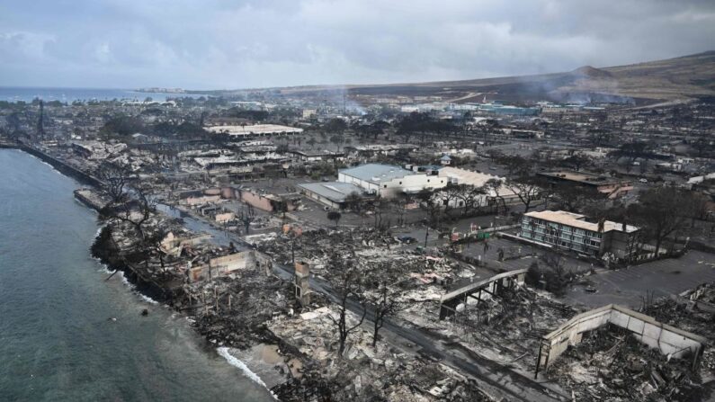  Una imagen aérea muestra el Old Lahaina Center y Foodland Lahaina entre casas y negocios destruidos a lo largo de la calle Front, quemada hasta los cimientos, en la histórica Lahaina, tras los incendios forestales en el oeste de Maui, en Lahaina, Hawái, el 10 de agosto de 2023. (PATRICK T. FALLON/AFP vía Getty Images)