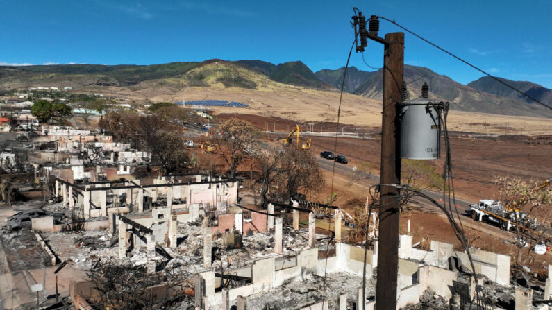 Un poste de electricidad, y coches y casas quemadas en un barrio que fue destruido por un incendio forestal en Lahaina, Hawai, se ven el 17 de agosto de 2023. (Justin Sullivan/Getty Images)