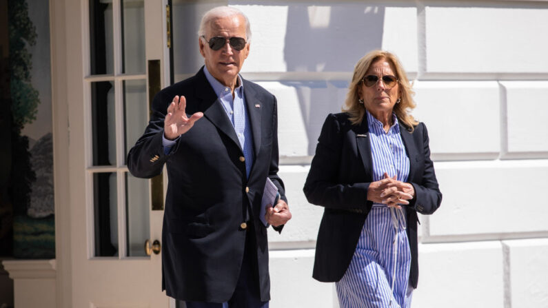 El presidente de Estados Unidos, Joe Biden, y la primera dama, la Dra. Jill Biden, salen de la Casa Blanca en Washington rumbo a Florida el 2 de septiembre de 2023. (Anna Rose Layden/Getty Images)