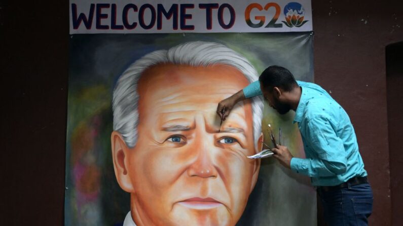 El artista indio Jagjot Singh Rubal da los últimos retoques a una pintura al óleo del presidente estadounidense Joe Biden, en su taller de Amritsar el 5 de septiembre de 2023, antes de la cumbre de dos días del G20 en Nueva Delhi. (Narinder Nanu/AFP vía Getty Images)