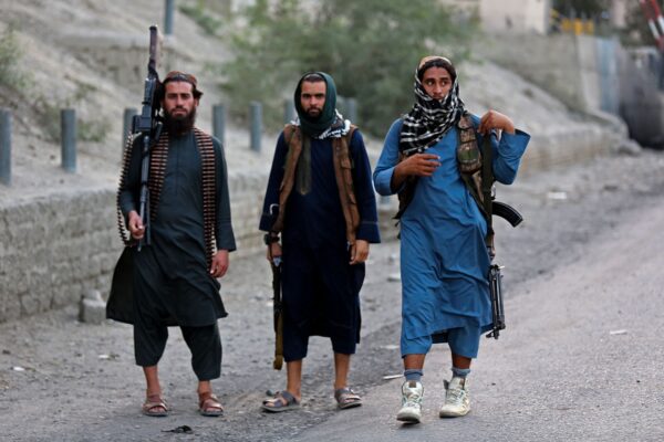 Personal de seguridad talibán armado posa para una fotografía cerca de las puertas cerradas del paso fronterizo de Torkham entre Afganistán y Pakistán, en la provincia oriental afgana de Nangarhar, el 6 de septiembre del 2023. (Foto de SHAFIULLAH KAKAR/AFP vía Getty Images)