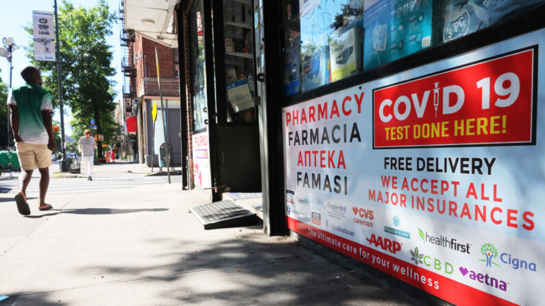 En la puerta de una farmacia, el 01 de septiembre de 2023, en el barrio de Flatbush del distrito de Brooklyn, en Nueva York, se ve un cartel para la realización de pruebas de detección del coronavirus (COVID-19). (Michael M. Santiago/Getty Images)