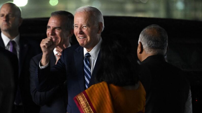 El presidente estadounidense Joe Biden (c) gesticula a su llegada al aeropuerto en vísperas de la cumbre de dos días del G20 en Nueva Delhi el 8 de septiembre de 2023. (Saul Loeb/AFP vía Getty Images)
