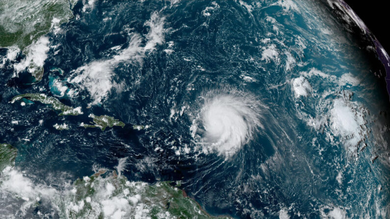 En esta imagen de la NOAA tomada por el satélite GOES, el huracán Lee cruza el Océano Atlántico mientras se desplaza hacia el oeste el 8 de septiembre de 2023. (NOAA vía Getty Images)
