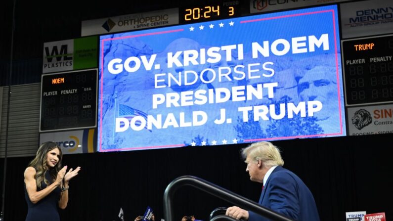 La gobernadora de Dakota del Sur, Kristi Noem, da la bienvenida al escenario al expresidente y aspirante a la candidatura presidencial republicana de 2024, Donald Trump, durante el mitin de Líderes Monumentales del Partido Republicano de Dakota del Sur en el Ice Arena ante el Monument en Rapid City, Dakota del Sur, el 8 de septiembre de 2023. (Andrew Caballero-Reynolds/AFP vía Getty Images)