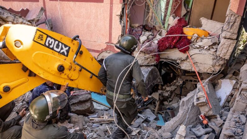 Rescatistas utilizan una pequeña excavadora para buscar supervivientes bajo los escombros de una casa derrumbada en Moulay Brahim, provincia de Al Haouz (Marruecos), el 9 de septiembre de 2023, tras un terremoto. (Fadel Senna/AFP vía Getty Images)