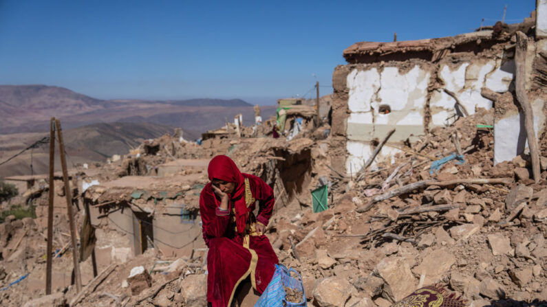 Una mujer sentada entre los escombros de su pueblo, destruido casi por completo por el terremoto del viernes 11 de septiembre de 2023 en Douzrou, Marruecos. (Carl Court/Getty Images)
