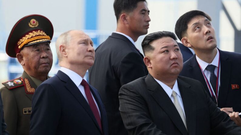 En esta foto de grupo distribuida por la agencia Sputnik, el presidente de Rusia, Vladímir Putin (centro izq.), y el líder de Corea del Norte, Kim Jong Un (centro der.), visitan el cosmódromo de Vostochni, en la región de Amur, el 13 de septiembre de 2023. (Mikhail Metzel/POOL/AFP vía Getty Images)