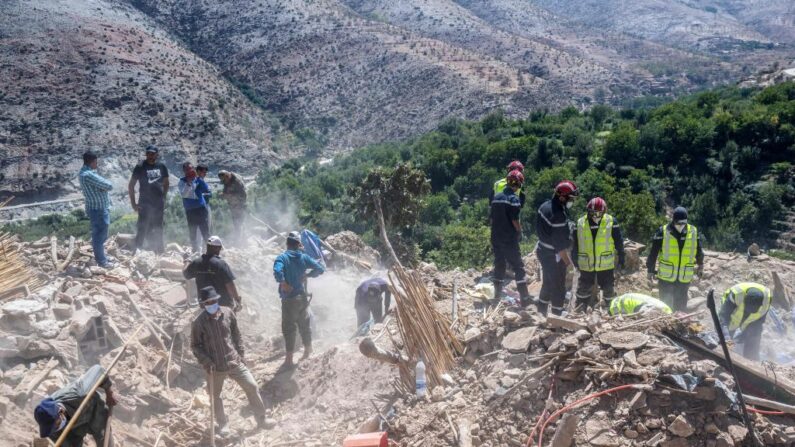 Rescatistas y aldeanos buscan entre los escombros de un edificio destruido en un pueblo cerca de Amizmiz, en el centro de Marruecos, el 13 de septiembre de 2023. (Bulent Kilic/AFP vía Getty Images)