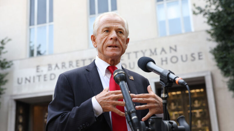 Peter Navarro, asesor del expresidente estadounidense Donald Trump, habla con los periodistas a su llegada a la Corte E. Barrett Prettyman el 07 de septiembre de 2023 en Washington, DC. (Kevin Dietsch/Getty Images)