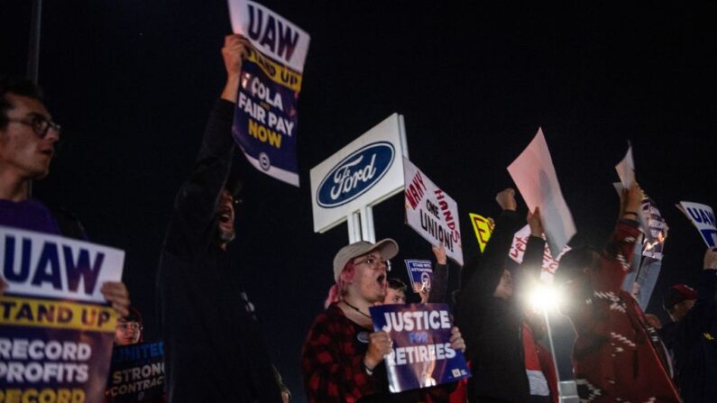 Miembros del sindicato UAW (United Auto Workers) forman un piquete y sostienen pancartas frente a la sede del sindicato UAW Local 900, frente a la planta de montaje de Ford en Wayne, Michigan (EE.UU.), el 15 de septiembre de 2023. (Matthew Hatcher/AFP vía Getty Images)