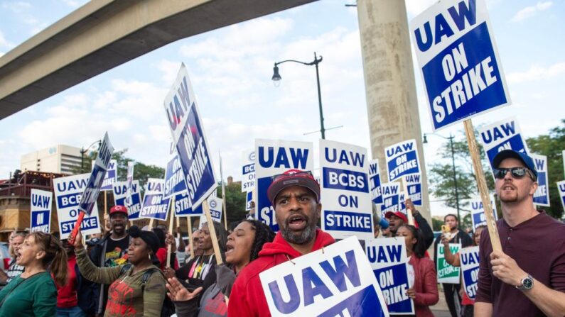 Empleados de Blue Cross Blue Shield muestran su apoyo a los miembros del sindicato United Auto Workers (UAW) mientras marchan por las calles del centro de Detroit tras una concentración en el primer día de huelga del UAW en Detroit, Michigan, el 15 de septiembre de 2023. (Matthew Hatcher/AFP vía Getty Images)