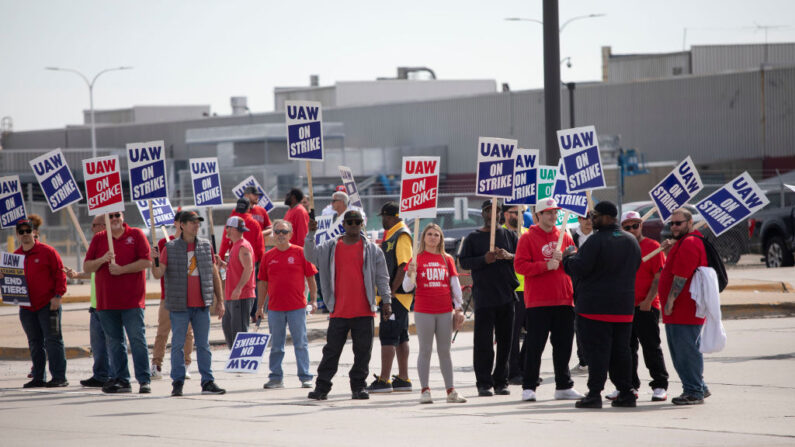 Miembros de United Auto Workers en huelga en la planta de montaje de Ford Michigan el 16 de septiembre de 2023 en Wayne, Michigan. Esta es la primera vez en la historia que la UAW hace huelga en los tres grandes fabricantes de automóviles, Ford, General Motors y Stellantis, al mismo tiempo. (Bill Pugliano/Getty Images)