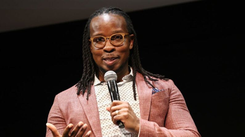 El Dr. Ibram X. Kendi habla en el escenario durante el estreno mundial de "Stamped From The Beginning" de Netflix durante el Festival Internacional de Cine de Toronto en el TIFF Bell Lightbox el 09 de septiembre de 2023 en Toronto, Ontario. (Tommaso Boddi/Getty Images para Netflix)