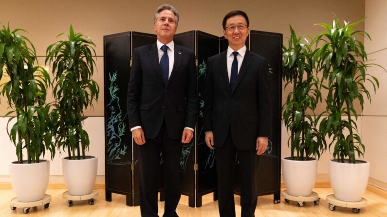 El secretario de Estado Antony Blinken y el vicepresidente chino Han Zheng posan para fotografías, en Nueva York, el 18 de septiembre de 2023. (JULIA NIKHINSON/POOL/AFP vía Getty Images)