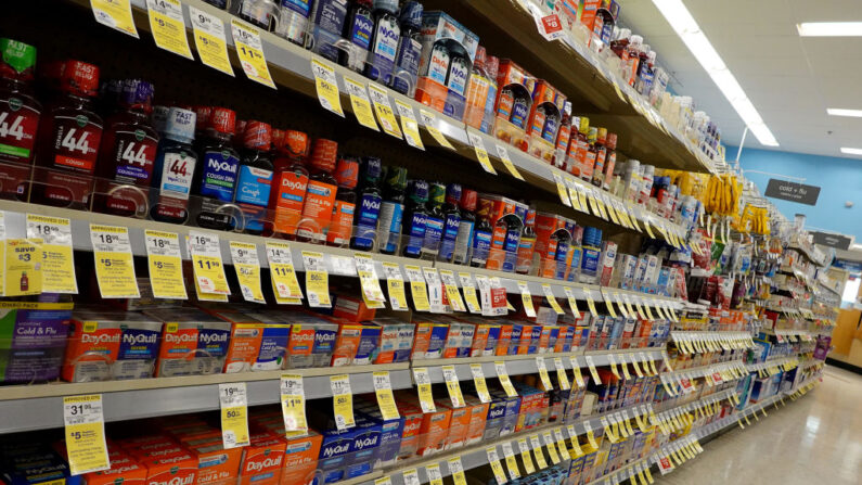 Medicamento para el resfriado y la gripe en la estantería de una tienda el 12 de septiembre de 2023 en Miami, Florida. (Joe Raedle/Getty Images)