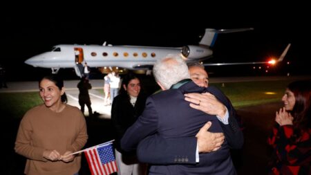 Los cinco estadounidenses liberados por Irán llegan a Estados Unidos