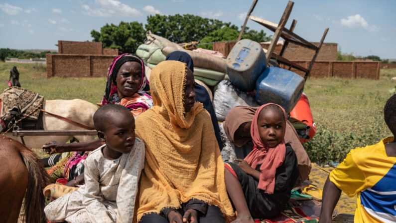 Una familia sudanesa sentada en un carro después de llegar a Adre desde la frontera de Sudán en dirección al campamento de Adre, donde unas 200,000 personas se refugian actualmente, en Adre, Chad, el 19 de septiembre de 2023. (Abdulmonam Eassa/Getty Images)
