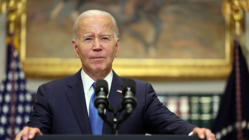 El presidente de EE.UU. Joe Biden pronuncia un discurso sobre las negociaciones contractuales entre United Auto Workers y las compañías automotrices en la Sala Roosevelt de la Casa Blanca el 15 de septiembre de 2023. (Kevin Dietsch/Getty Images)