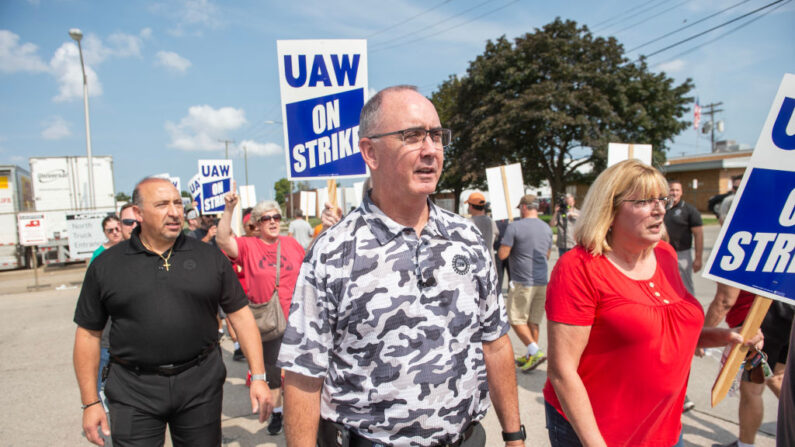 El presidente de la UAW, Shawn Fain, se une a los miembros del sindicato que protestan frente al Centro de distribución de piezas Stellantis en Center Line, Michigan, después de abandonar sus trabajos al mediodía del 22 de septiembre de 2023. (Matthew Hatcher/AFP a través de Getty Images)