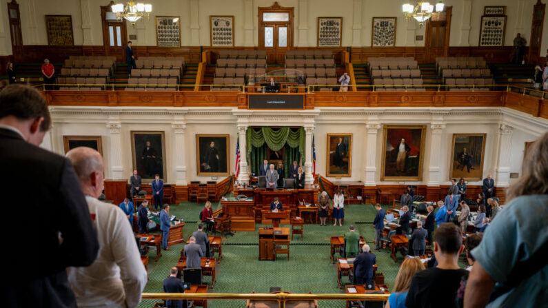Un grupo de personas reza durante el inicio del impeachment contra Ken Paxton, ex fiscal general del Estado de Texas, en el Capitolio del Estado de Texas el 16 de septiembre de 2023 en Austin, Texas. (Brandon Bell/Getty Images)