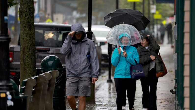 La gente camina bajo la lluvia y el viento del ciclón post-tropical Lee el 16 de septiembre de 2023 en Bar Harbor, Maine (EE.UU.). (Joe Raedle/Getty Images)