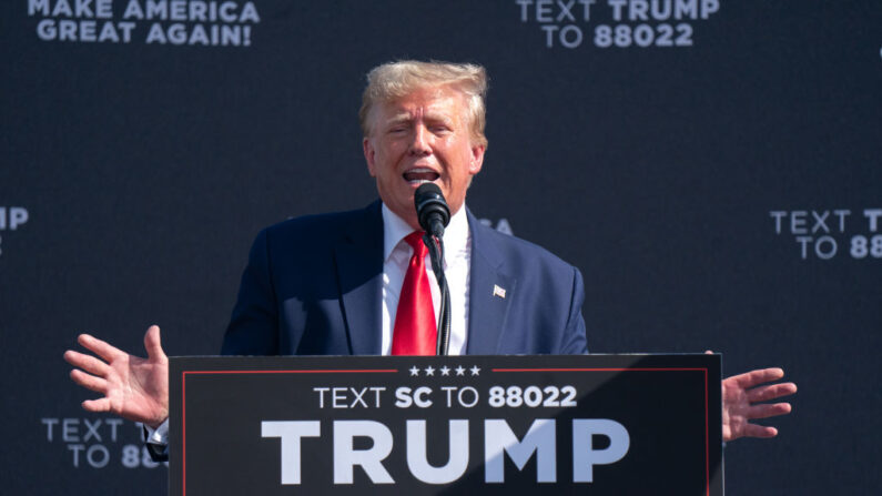 El expresidente Donald Trump le habla a una multitud durante un mitin de campaña en Summerville, Carolina del Sur, el 25 de septiembre de 2023. (Sean Rayford/Getty Images)