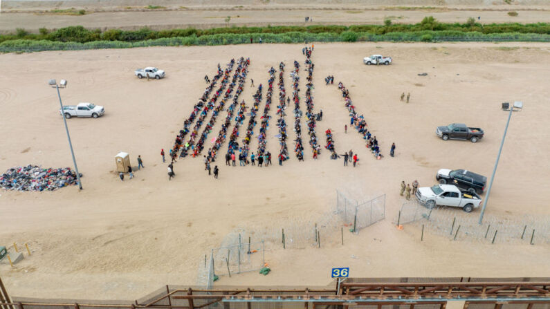 En una vista aérea, se ve a migrantes agrupados mientras esperan a ser procesados en el lado de la frontera de Ciudad Juárez, el 21 de septiembre de 2023 en El Paso, Texas. (Brandon Bell/Getty Images)