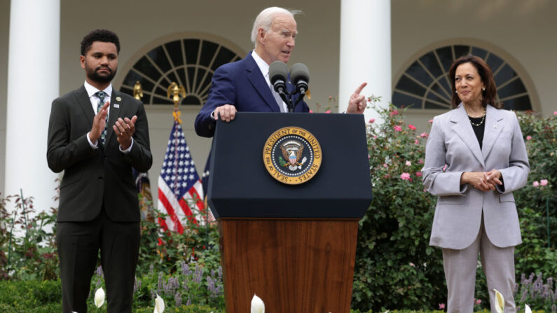 El presidente Joe Biden (C) habla mientras el representante Maxwell Frost (D-Fla.) y la vicepresidenta Kamala Harris escuchan durante un evento en Rose Garden sobre la seguridad de las armas en la Casa Blanca en Washington el 22 de septiembre de 2023. (Alex Wong/Getty Images)