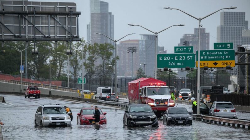 Coches bajo el agua en la autopista FDR en Manhattan, Nueva York, el 29 de septiembre de 2023. (Ed Jones/AFP vía Getty Images)