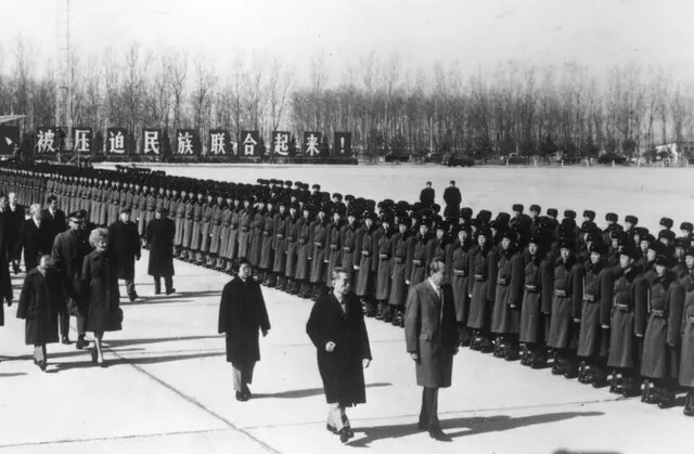 El presidente Richard Nixon y el primer ministro chino Zhou Enlai inspeccionan la guardia de honor en el aeropuerto Beijing Capital en China el 22 de febrero de 1972. (Keystone/Getty Images)