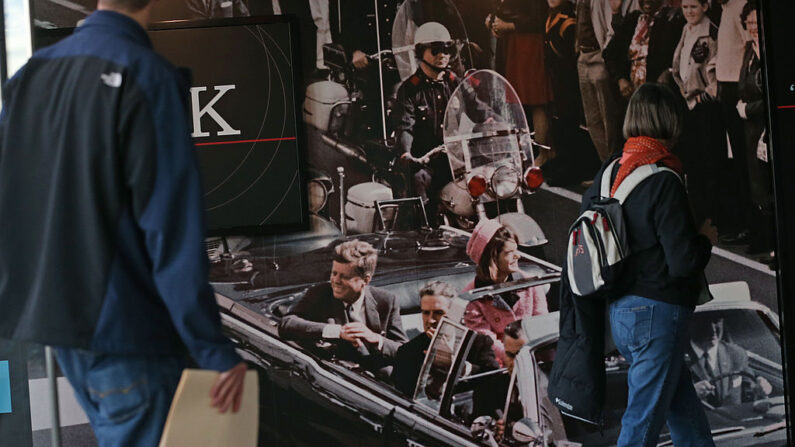 La gente recorre el 22 de noviembre de 2013 una exposición en Washington DC en el Newseum dedicada a John F. Kennedy, quien fuera asesinado en una fecha similar cincuenta años antes, durante su visita a Dallas, Texas, en 1963. (Mark Wilson/Getty Images)
