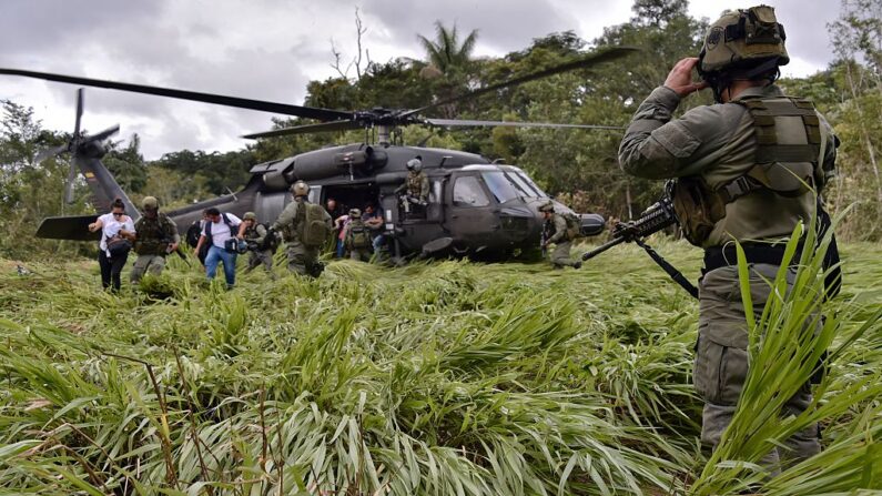 Personal de la policía colombiana asegura una zona de aterrizaje durante una operación para destruir un laboratorio de procesamiento de cocaína en una zona rural del municipio de Calamar, departamento de Guaviare, Colombia, el 2 de agosto de 2016. (Guillermo Legaria/AFP vía Getty Images)