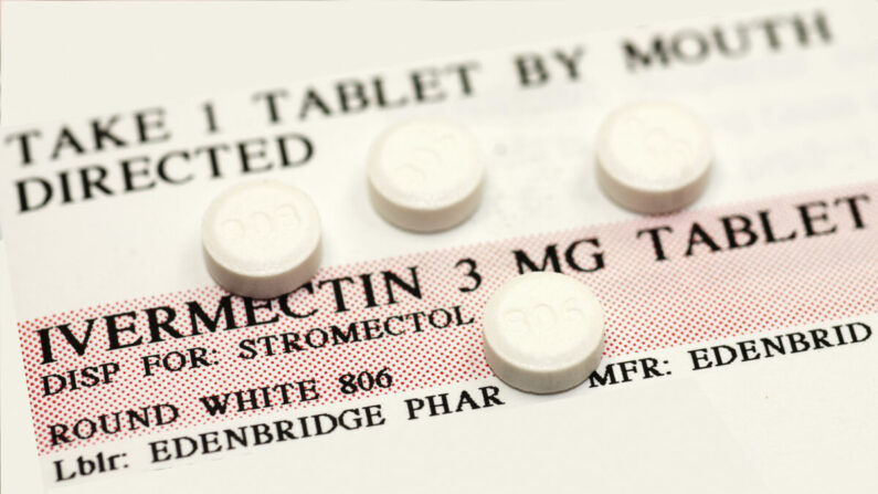 Píldoras de ivermectina sobre una etiqueta de instrucciones. (Callista Images/Getty Images)