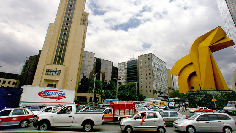 Imagen de tráfico en el cruce de Av. Juárez y Av. Reforma, en el centro de Ciudad de México, en una imagen de archivo de la alcaldía Cuauhtémoc en la Ciudad de México. (OMAR TORRES/AFP via Getty Images)
