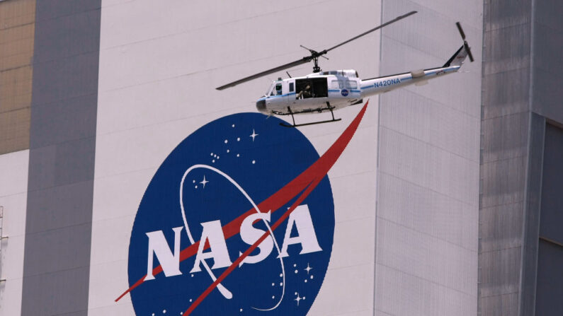 Un helicóptero proporciona seguridad a los astronautas de la NASA mientras son conducidos en su AstroVan al transbordador espacial Discovery. (Joe Raedle/Getty Images)