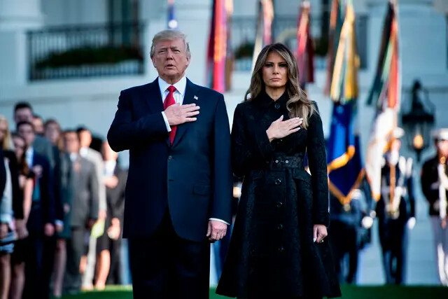 El presidente Donald Trump y la primera dama Melania Trump guardan un minuto de silencio el 11 de septiembre en la Casa Blanca en Washington, durante un acto en conmemoración de las víctimas de los atentados terroristas del 11 de septiembre de 2001. (Brendan Smialowski/AFP/Getty Images)