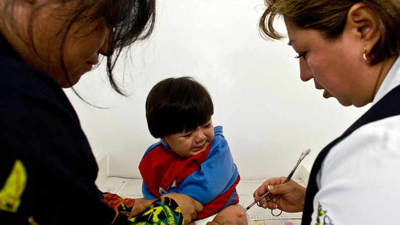 Un niño es vacunado con la vacuna contra la hepatitis B en el centro de salud de Mixcoac en la ciudad de México, el 24 de abril de 2009. (LUIS ACOSTA/AFP vía Getty Images)