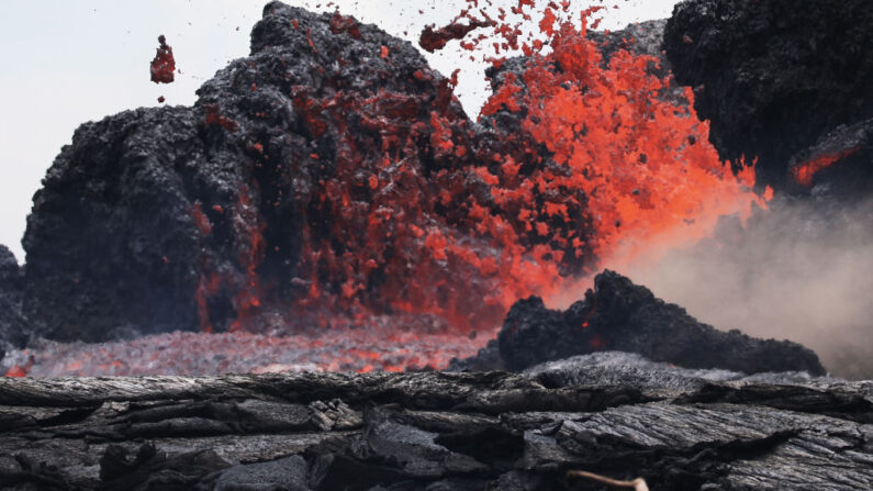La lava brota de una fisura del volcán Kilauea en Leilani Estates, en la Isla Grande de Hawaii, el 24 de mayo de 2018 en Pahoa, Hawaii. Imagen del archivo. (Mario Tama/Getty Images)