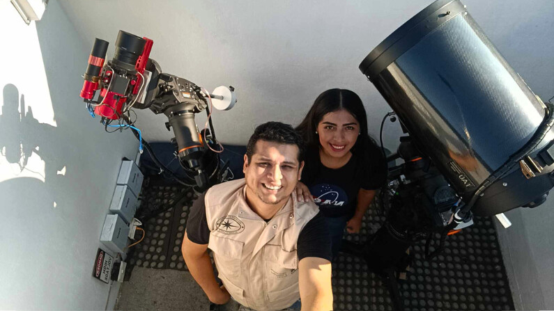 Emmanuel Delgadillo, astrofotógrafo mexicano,  junto a su esposa en el Observatorio Astronómico Oriente (Cortesía)
