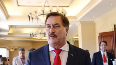 Mike Lindell dice que MyPillow ha sido «paralizada» por una gran compañía de tarjetas de crédito