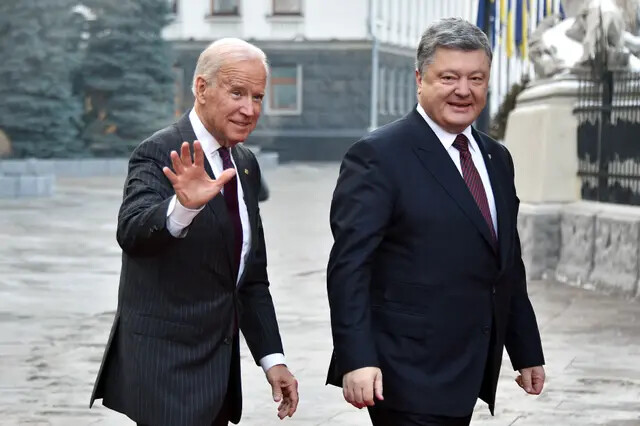 El entonces vicepresidente Joe Biden llega a una reunión con el entonces presidente ucraniano Petro Poroshenko en Kiev el 16 de enero de 2017. (Genya Savilov/AFP/Getty Images)