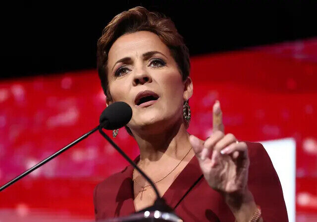 La candidata republicana a la gobernación de Arizona, Kari Lake, habla a sus partidarios durante su evento de la noche electoral en The Scottsdale Resort at McCormick Ranch en Scottsdale, Arizona, el 8 de noviembre de 2022. (Justin Sullivan/Getty Images)