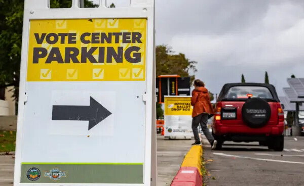 Residentes del condado de Orange, California, depositan sus papeletas de voto en la oficina del Registro Electoral del condado de Orange, en Santa Ana, California, el 8 de noviembre de 2022. (John Fredricks/The Epoch Times)