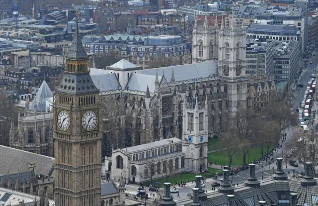 El Gran Reloj de la Torre Elizbeth, comúnmente conocido como el Big Ben, y parte de la Cámara de los Comunes, ( D ) es fotografiado frente a la Abadía de Westminster en el centro de Londres, el 29 de marzo de 2017. (Justin Tallis/AFP vía Getty Images)